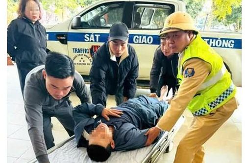 CSGT Nghệ An cứu người đàn ông qua cơn nguy kịch