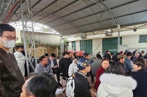 Dân xếp hàng từ 4 giờ sáng làm thủ tục đất đai