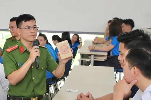 Gương mặt trẻ Việt Nam tiêu biểu 2024 - Đại úy Trần Vĩnh Chiến tuyên truyền phòng chống tội phạm ma túy
