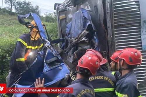 Tông vào đuôi xe tải đang dừng khiến 2 người tử vong