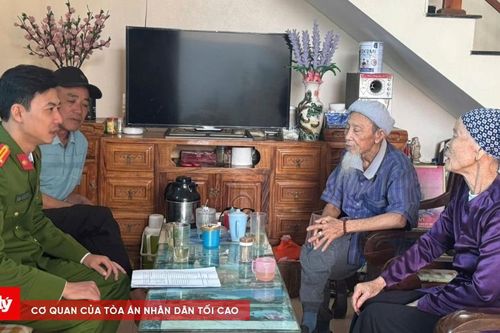Bất ngờ nhận hơn 100 triệu đồng, cụ bà không nhớ 'mở tài khoản khi nào'