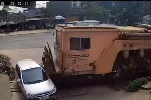 Barie đường sắt bất ngờ bật mở khiến ô tô bị húc bay, trách nhiệm thuộc bên nào?