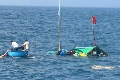 Chìm tàu cá khiến 1 người chết và 4 người mất tích ở Quảng Nam