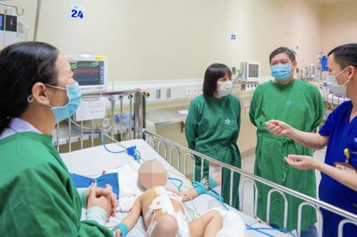 Gia đình xin đưa bệnh nhân về chờ chết, bác sĩ năn nỉ giữ lại cứu sống