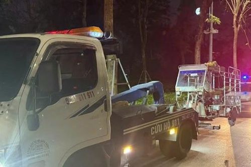 Thu giữ xe ba bánh 'đi lạc' lên cao tốc vành đai 3 trên cao ở Hà Nội