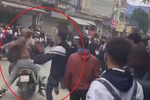 Hà Nội: Học sinh THPT và nhóm người lạ 'hỗn chiến' bằng vật nguy hiểm