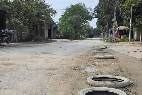 Người dân thành phố Vinh dùng lốp xe 'vá' mặt đường