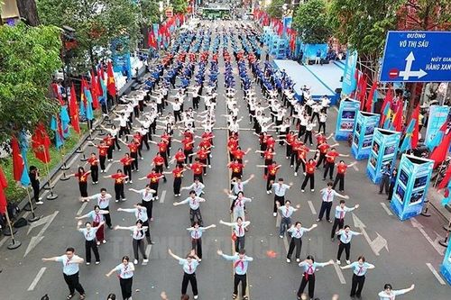 1.000 thanh niên đồng diễn chào mừng kỷ niệm 50 năm Ngày giải phóng miền Nam