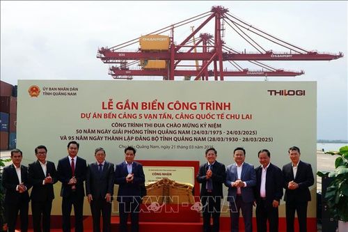 Gắn biển công nhận công trình Bến cảng 5 vạn tấn