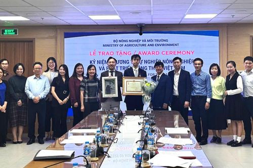 Cố vấn JICA nhận kỷ niệm chương 'Vì sự nghiệp nông nghiệp và phát triển nông thôn'