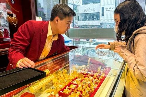 Giá vàng phá vỡ mọi kỷ lục, người trẻ khổ vì 'mừng vàng trả vàng'