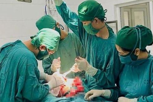 Phẫu thuật loại bỏ khối u mỡ 8kg cho bệnh nhân 56 tuổi
