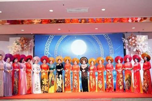 Nữ doanh nhân Thái Thị Thanh Thủy đạt giải Á hậu 1 – Hoa hậu quý bà đất Việt