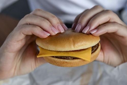 Ukraine gây tranh cãi khi sử dụng đồ ăn nhanh McDonald's để chiêu mộ tân binh