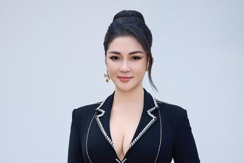 Hoa hậu Việt Nam Nguyễn Thị Huyền gây choáng với vẻ đẹp 'căng tràn' khi chấm thi