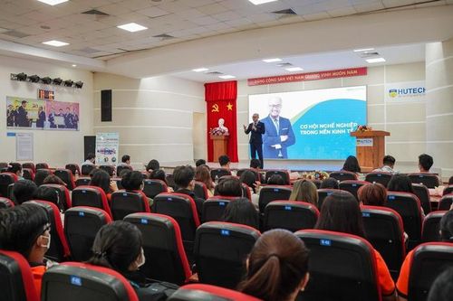 Bước vào sàn đấu Thương mại điện tử: Sinh viên HUTECH học bằng trải nghiệm thực tế