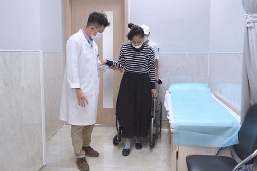 Ra nước ngoài điều trị ung thư, nữ bệnh nhân bị ngã gãy xương bánh chè nghiêm trọng