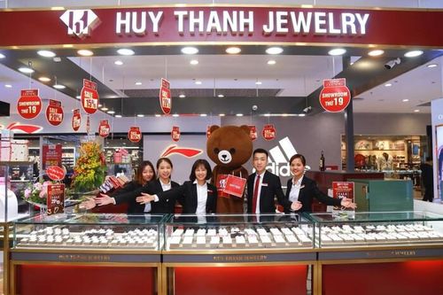 Doanh nghiệp đứng sau Huy Thanh Jewelry: CEO 9X kế nghiệp gia đình, doanh thu trăm tỷ nhưng lỗ liên tiếp