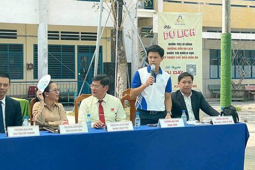 Hơn 600 học sinh Trường THPT Nguyễn Trung Trực được tư vấn tuyển sinh đại học