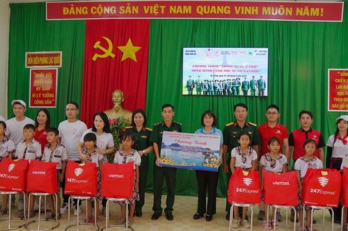 Chương trình 'Tháng ba biên giới', 'Đồng hành cùng phụ nữ biên cương' tại xã Lạc Quới