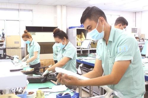 Công nhân vất vả tăng ca