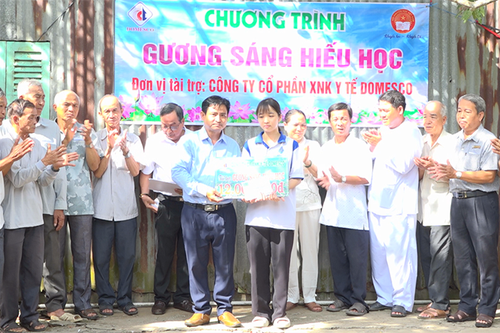 Trao học bổng 'Gương sáng hiếu học'