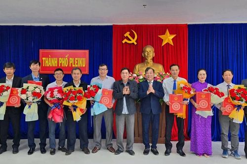 Pleiku: Công bố các quyết định về công tác cán bộ