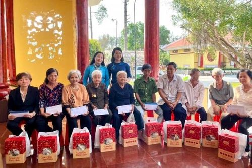 Hội LHPN tỉnh Lâm Đồng tổ chức hành trình về địa chỉ đỏ và tặng quà gia đình chính sách