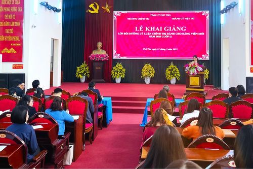 Khai giảng lớp bồi dưỡng lý luận chính trị cho đảng viên mới năm 2025