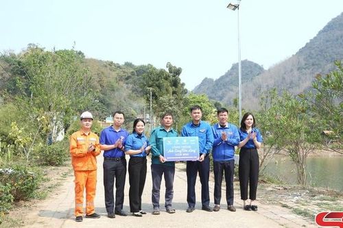 Bàn giao công trình 'Ánh sáng bản làng' tại xã Chiềng Ngần
