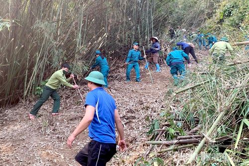 Huy động lực lượng khẩn trương dập cháy rừng tại khu vực núi Nghiêm