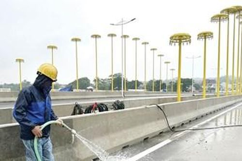 Hệ thống cột đèn trang trí hình dáng lọng cung đình ở cầu vượt sông Hương: Đã được tính toán kỹ về khả năng chống chịu mưa bão