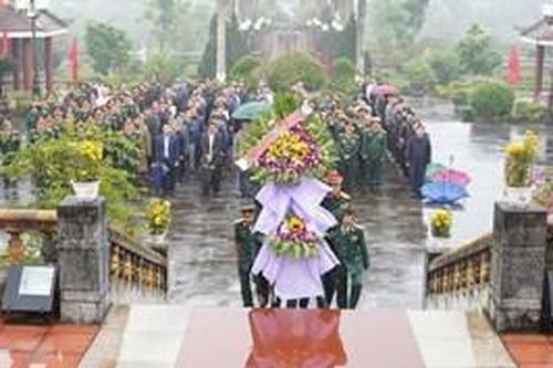 Lãnh đạo thị xã Phong Điền và Cựu Chiến binh K10 viếng Nghĩa trang liệt sĩ Hương Điền