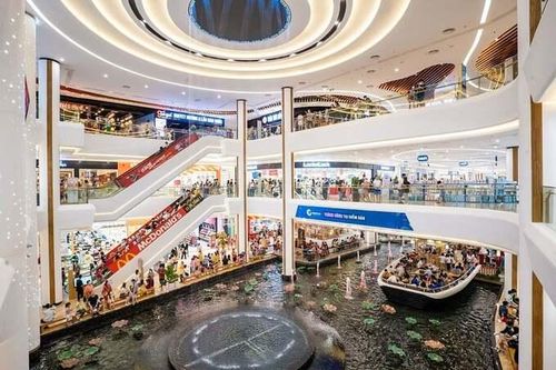 Nhà phố bán lẻ vắng khách thuê, trung tâm thương mại đắt hàng