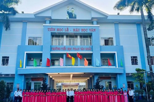Trường Tiểu học Phan Văn Khải liên tục được trao tặng Bằng khen Tập thể Lao động xuất sắc