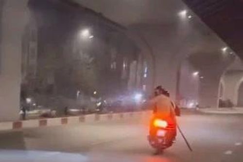 Truy đến cùng nhóm 3 thiếu niên cầm hung khí, phóng xe điên cuồng giữa đêm khuya tại Hà Nội