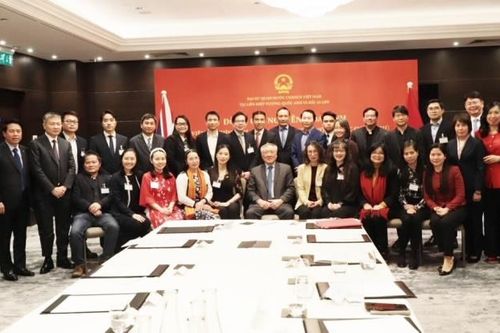 Phó Thống đốc Phạm Tiến Dũng tháp tùng Phó Thủ tướng Nguyễn Hòa Bình học tập kinh nghiệm xây dựng Trung tâm tài chính