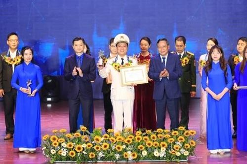 Tuyên dương 91 đảng viên trẻ và 10 Gương mặt trẻ Thủ đô tiêu biểu năm 2024