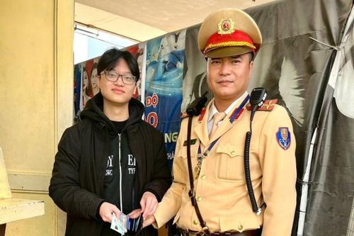 CSGT tìm nam sinh viên trả lại tài sản đánh rơi