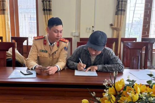 Phạt 10 triệu đồng tài xế vừa dùng điện thoại vừa điều khiển xe khách