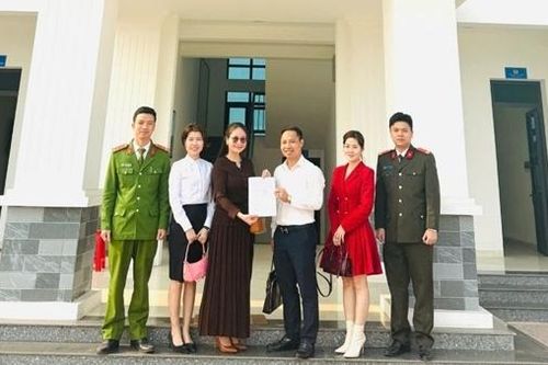 Công an xã hỗ trợ người dân nhận lại 7 tỷ đồng chuyển khoản nhầm