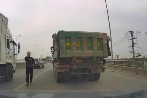 Tìm người quay clip xe tải chèn ép ô tô con