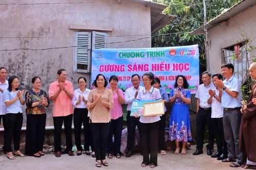 Đồng Tháp trao học bổng Gương sáng hiếu học cho sinh viên Võ Thị Diễm Hương