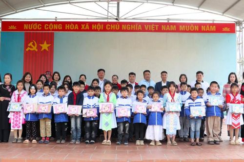 Tổ Mĩ thuật Tiểu học huyện Hòa An sinh hoạt chuyên môn, tặng quà học sinh vùng khó
