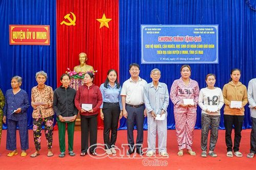 Văn phòng Thành ủy TP Hồ Chí Minh tặng quà bà con nghèo huyện U Minh