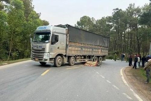 Xe máy va chạm xe tải tại ngã ba khiến 3 em học sinh thương vong