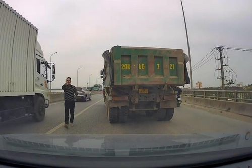 CSGT Hà Nội tìm tài xế ô tô con bị xe tải 'chèn ép' trên cầu vượt Bắc Hồng