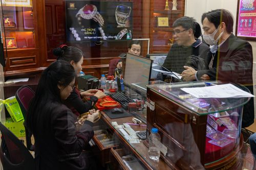 Khách bán 55 chỉ vàng khi giá giảm mạnh, cửa hàng phải 'mua chịu'