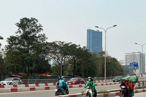 Nhiều xe máy cố tình đi ngược chiều tại khu vực cầu vượt Mễ Trì