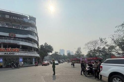 Hà Nội: Xử lý nghiêm việc dừng đỗ, 'check-in' dưới lòng đường trước tòa nhà 'Hàm cá mập'